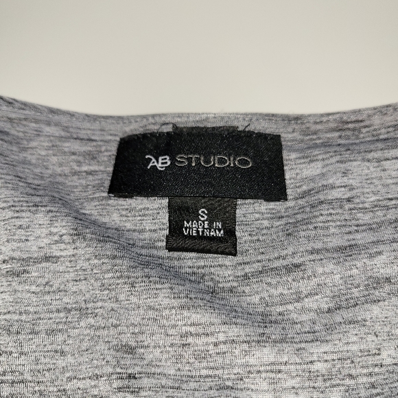 2 tops size small - Picture 7 of 8